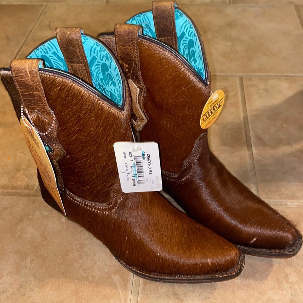 Never Been worn. Cute boots!